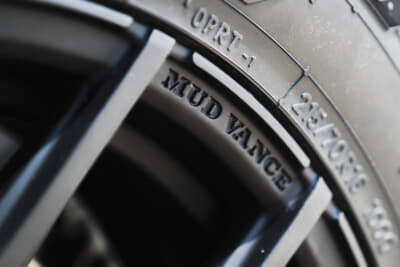MUD VANCE SD：リムフランジは薄く成型しつつ、オフ系ホイールの定番ビードロック風意匠はあえて封印。代わりにマッドヴァンスの彫り文字を新たに採用する