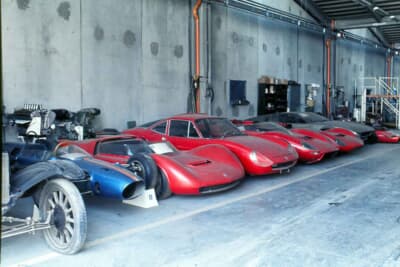 工場内にずらりと並ぶデ・トマソのレーシングカー