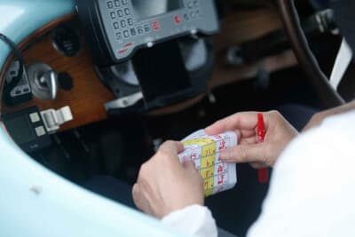 ほとんどの車両がカウントダウン装置を装着しているが、アナログなメモも残している。ロストした時など、咄嗟の時に役に立つのだろう