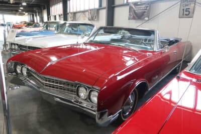 1966年 オールズモビル ナインティ エイト コンバーティブル：GMオールズモビルブランドのフラッグシップモデル。1965年に登場した第8世代は、スクエアなボディシルエットが特徴。2ドアコンバーティブルは、豊かなアメリカをアピールしていた