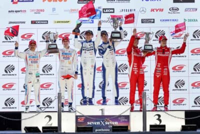 24号車 リアライズが劇的な逆転でトップチェッカー。2位は39号車 DENSO、3位は17号車 Astemoだった