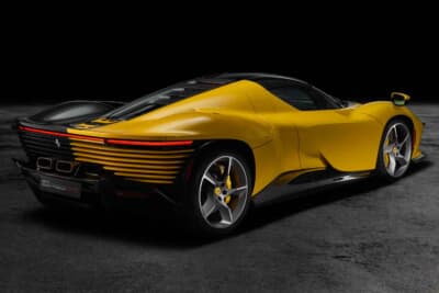 フェラーリ・デイトナ SP3 テーラーメイド：ブレーキキャリパーもジャッロ・モデナのイエロー