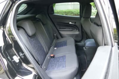 アルファ ロメオ ジュニア：後席は必要にして十分な容量を確保している