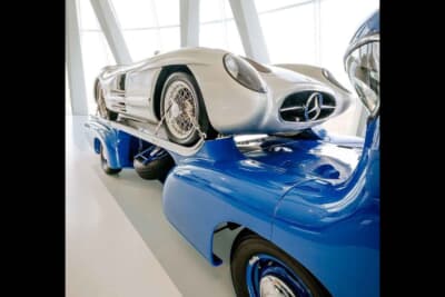 特筆の2層に湾曲したリアウインドウはガラス職人の誇り高き功績を物語っている。このため、300SLR/W196S及びF1カー/W196Rのフロントエンドがまるで手袋の中にぴったりと納まった