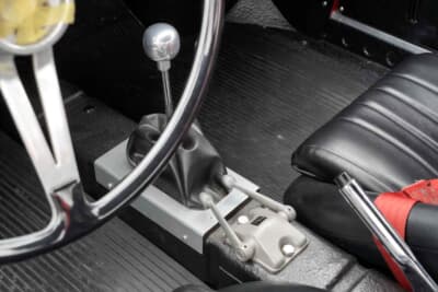 フィアット アバルト 750GT ザガート:センターフロアにはシフトレバーが立ち上がり、その後ろにはチョークレバーとスターターレバーが備わる