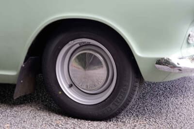 フォード コンサル コーティナ エステート：165/80 R13サイズのタイヤ＆ホイールにクロームメッキのハブキャップが備わる。このデザインはサルーンとも共用となり、スペックによりホイールのリム幅が変わる
