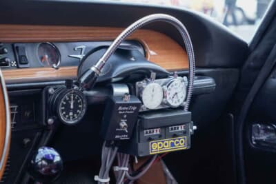 ランチア フルビア スポルト ザガート:愛車とマッチする年代のトリップメーター、マップランプ、ストップウォッチ、アナログウォッチを手に入れ、オーナーの塚本さんがDIYでラリー仕様へと仕上げたそうだ