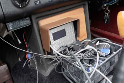 MG「B」:センターコンソール部分に装着されているのは、決められた区間を指示速度で誤差なく走るPC競技で、1/100秒を競うための計測用タイマーだ