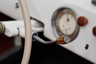 シアタ アミカ：北島さんが購入したときはフロアシフト仕様に改造されていたが、オリジナルどおりのコラムシフトに戻したそうだ。操作性も良い