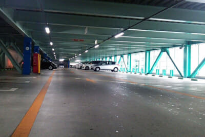 屋内駐車場は、周囲をフェンスで覆っているところもあり、飛来物から愛車を守ることができる