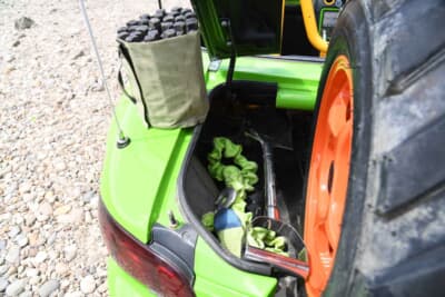 マツダ ロードスター：タイヤラックの左右のトランクの蓋はそれぞれ開閉が可能な作りになっている