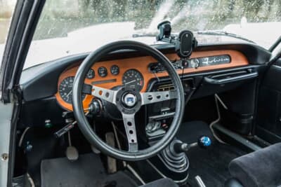 ランチア フルヴィア クーペ：木目のダッシュパネルでラグジュアリーさを演出