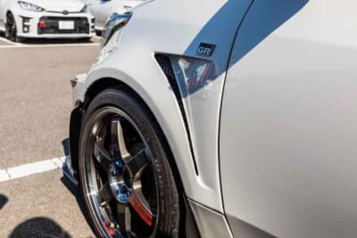 トヨタ GRヤリス：72 Factory製のフロントフェンダーを装着している