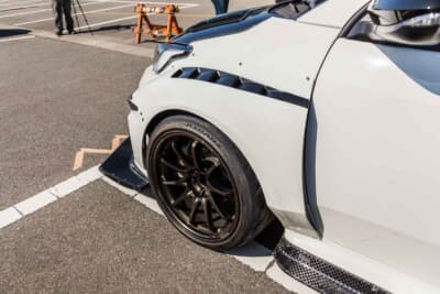 トヨタ GRヤリス：タイヤはフロント295/30R18、リア315/30R18と、前後で異なるサイズのタイヤを履いている