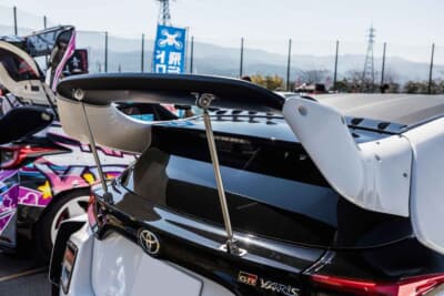 トヨタ GRヤリス：リアウイングにはステーがそなわる