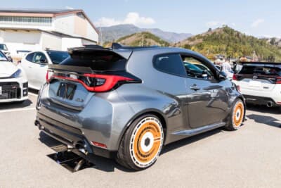 トヨタ GRヤリス:車両右側のホイールには懐かしいエアロディスクを装着