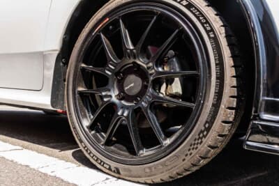 トヨタ GRヤリス:ホイールのみエンケイGTC02に交換。サイズは18×8.5J+45で、225/40R18サイズのミシュランパイロットスポーツを組み合わせている