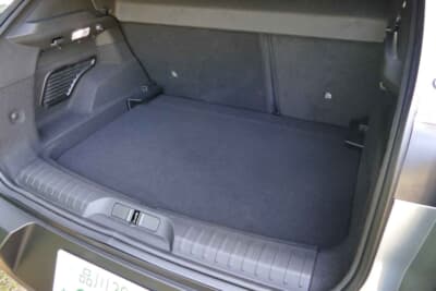 アルファ ロメオ ジュニア エレットリカ：最大415Lというゆとりのあるラゲッジスペースを実現