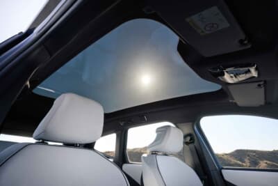 BMW iX3：パノラマガラスサンルーフはティンチ加工が施された特殊ガラス採用で開放感と直射日光の熱低減を図る