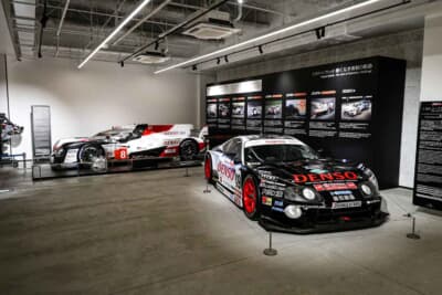 最新のトヨタTS050 HYBRIDと先駆けとなったトヨタ・スープラHR-V。2台のマシンが並ぶ最終ステージ は、レーシング・ハイブリッドの開発ヒストリーを紹介するコーナーともなっている