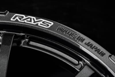 57NR:RAYSのマシニングロゴは、A.M.T.(アドバンスドマシニングテクノロジー)を用いて鮮彩なデザインを3次元の曲面上にまで再現している