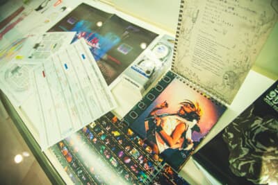 ツアーで使用した私物も展示