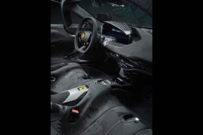 フェラーリ・デイトナ SP3 テーラーメイド：ダッシュボードとステアリングにF1由来のカーボンエレメントをあしらう