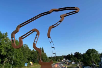 スパ・フランコルシャンサーキットからスパ市内へ向かう道にはコース図のモニュメント