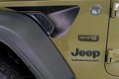 Jeepラングラー アンリミテッド スポーツ ’41 エディション：One of ‘41バッジとフェンダーデカールの演出