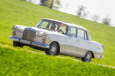 1961年に登場した通称「ハネベン」の190（W110）と220（W111）。Sクラスのショート版。世界初のフルモノコックボディによる衝撃吸収式安全ボディ構造を確立し、室内には本格的な安全パッドを装備。「安全を標準装備」したモデルだ