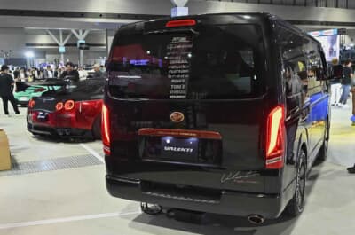 VALENTI:トヨタ ハイエースのテールには、力強く縦に走る造形が印象的な「ウルトラΩ」を装着