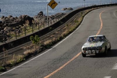 ランチア フルビア スポルト ザガート:海岸線を走る塚本桂さん、恵里さん。コマ図と睨めっこするだけでなく、こうした景色を楽しめるのもクラシックカーラリーの魅力だ