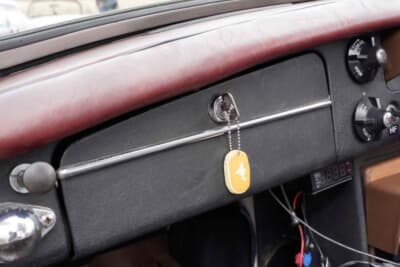 MG「B」:キーホルダーに付けると開ける時に不便だが、差しっぱなしだと振動で落下する。マグネット型キーホルダーでこの問題を克服した