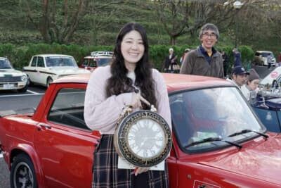 シムカ ラリー2：“はてな”さんと娘さんの“ミーヤキャット”さんの親子組は、1972年式のシムカ・ラリー2で参加。タイムラリーだけに、大きな時計が付いたバッグで“ミーヤキャット”さんが笑いを誘う
