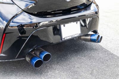 トヨタ カローラスポーツ：角度の変更が可能な、ブラシスの4本出しマフラーカッターをセット