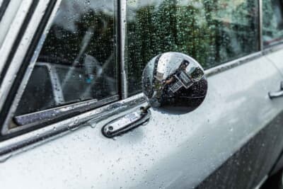 ランチア フルヴィア クーペ：ミラーは小型のタイプが装着されている