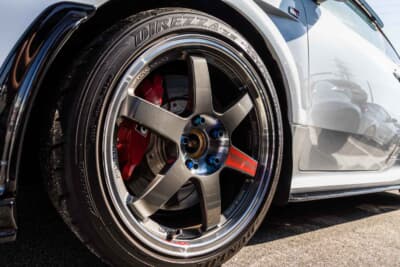 トヨタ GRヤリス：ホイールはRAYSボルクレーシングTE37 SLで、サイズは18×9J＋45。これに255/35R18サイズの「ディレッツァZIII」を組み合わせ、20mmのスペーサーを使って、フェンダーラインぎりぎりにセット