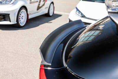 トヨタ GRヤリス:リアウインドウの下側にもブランド不明のリップスポイラーを装着