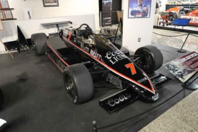 1984年 マーチ 84C “7号車 クアーズ・ライト スペシャル by アルフレッド・アンサーJr.”：「リトル・アル」ことアル・アンサーJr.が1984年シーズンにドライブしたマーチ84Cです。リトル・アル自身も初優勝を飾り、ランキング6位となりました