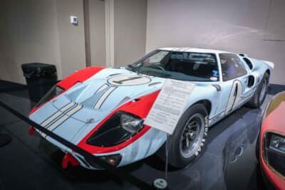1966年 フォード GT40 MKⅡ レーシング クーペ P/1016:惨敗に終わった1965年のル・マン24時間を受け、1966年には7LのプッシュロッドV8エンジンに換装し、ノーズなどカウルワークにも大幅に手を加えたモデルが登場しました。悲願のル・マン24時間初制覇を達成しています。この個体は同年のル・マンで3位入賞を果たしました