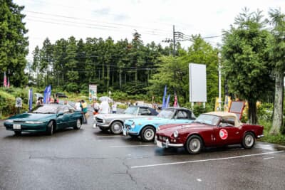 右から順に、トライアンフ スピットファイア、ダットサン フェアレディ、メルセデス・ベンツ 280SL、スバル アルシオーネSVX