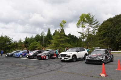 並んでいるラリーカーの横に愛車を移動させ、2台でツーショットが撮れる時間も