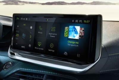 プジョー2008GTハイブリッド：10インチタッチスクリーンのプジョーiコネクト