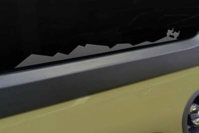 Jeepラングラー アンリミテッド スポーツ ’41 エディション：山頂へと続く等高線や山の稜線を走るウィリス MBのシルエットをあしらったウインドウのデカールは転写式