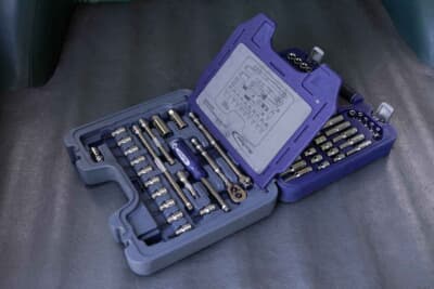 フォード コンサル コーティナ エステート：最低限の工具しか積んでいなかったというが、道中のマフラー欠落には大いに役に立ったという、ブルーポイントのソケット＆レンチセット