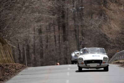MG「B」:「コッパディ小海」の名物といえば、標高差のあるワインディングコース。ジャガーを従え、木立の中を走り抜けるMG B