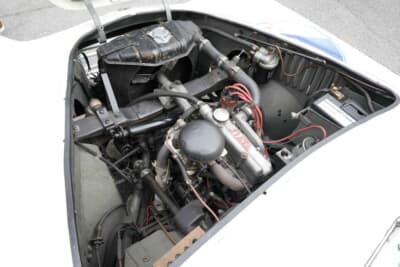 シアタ アミカ：ヘッドカバーにあるSIATAのロゴも誇らしげだ。ダウンドラフトのキャブレターの上にある傘のようなものはエアクリーナーボックス