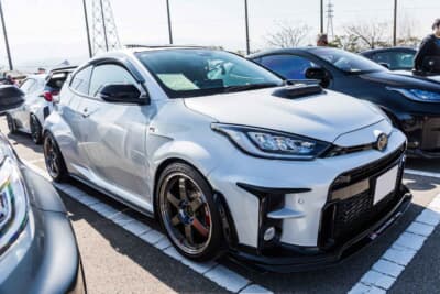 トヨタ GRヤリス：72 Factory製のフロントフェンダーを装着している