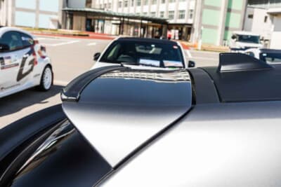 トヨタ GRヤリス:TRD製のルーフスポイラーを装着