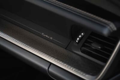 ポルシェ911ターボS:ターボナイトのダッシュボードが高級感を演出